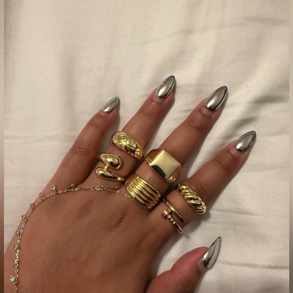 6 Gold Rings - Picture 2 of 3